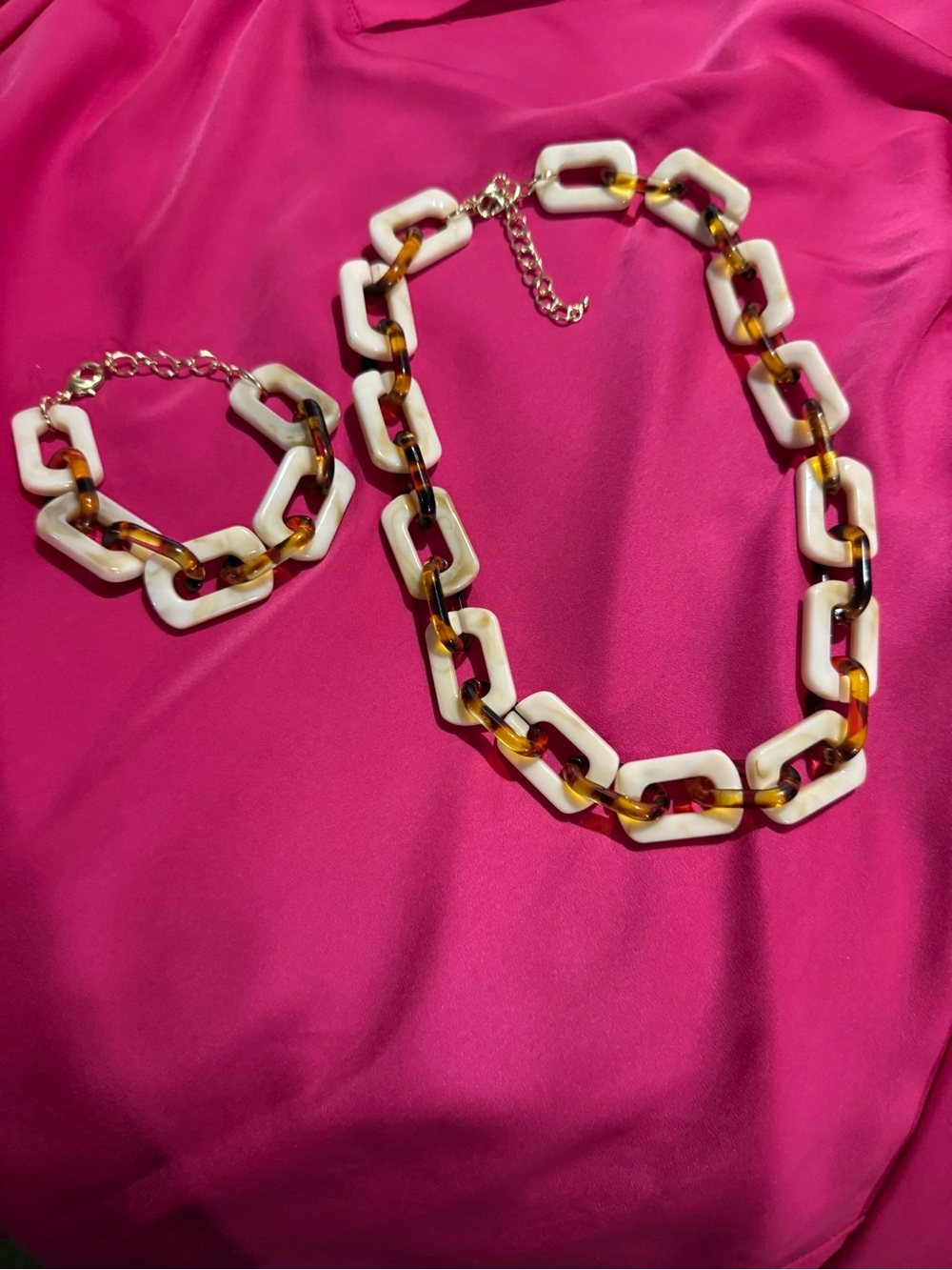 Women’s Beige and Tortoiseshell Link Bracelet and Necklace Set - Picture 6 of 9